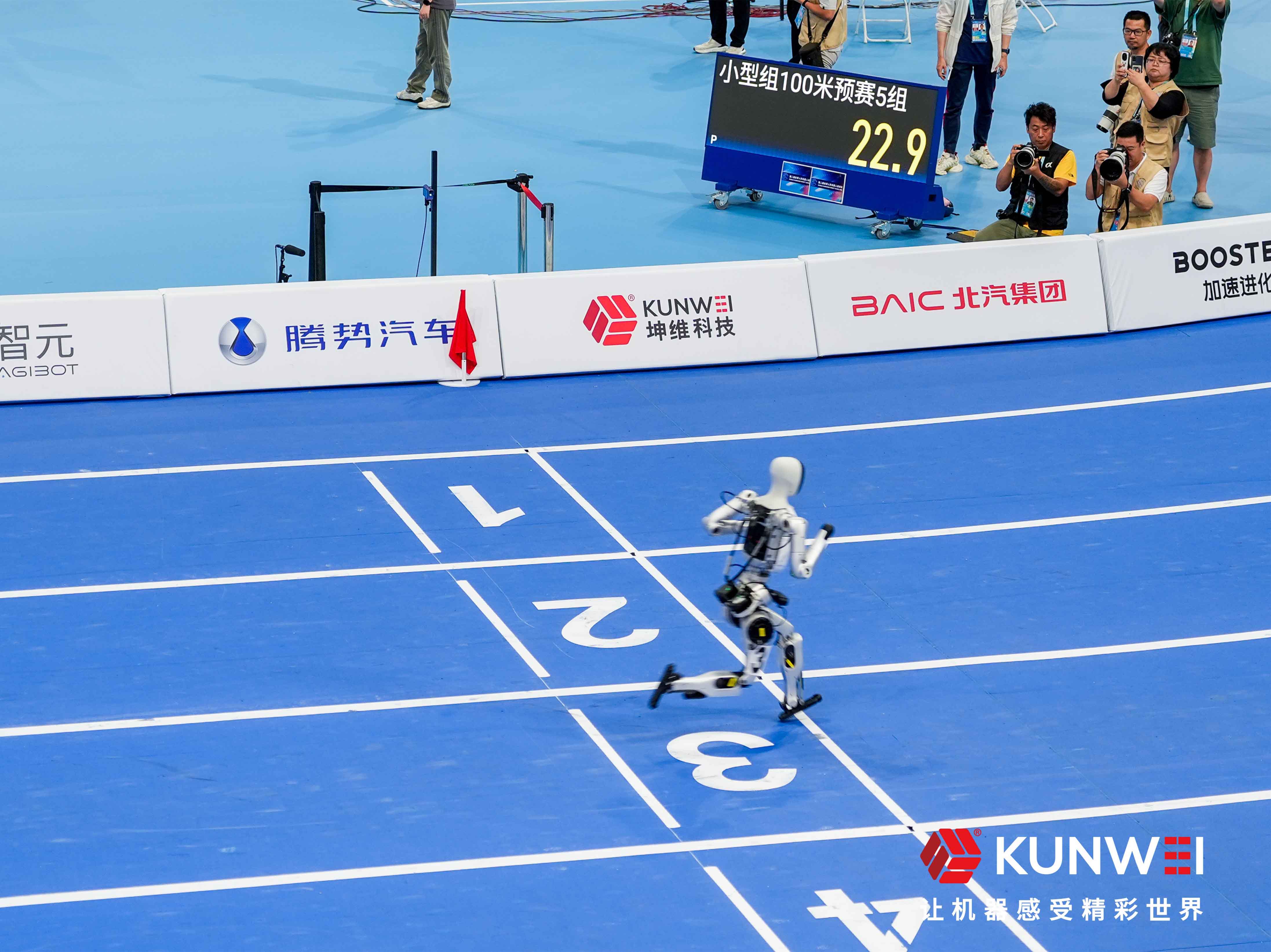 2056台机器人、1301场比赛、央视数十次聚焦：坤维科技以独家力控技术护航第二届机器人运动会完成“冰丝带”收官答卷